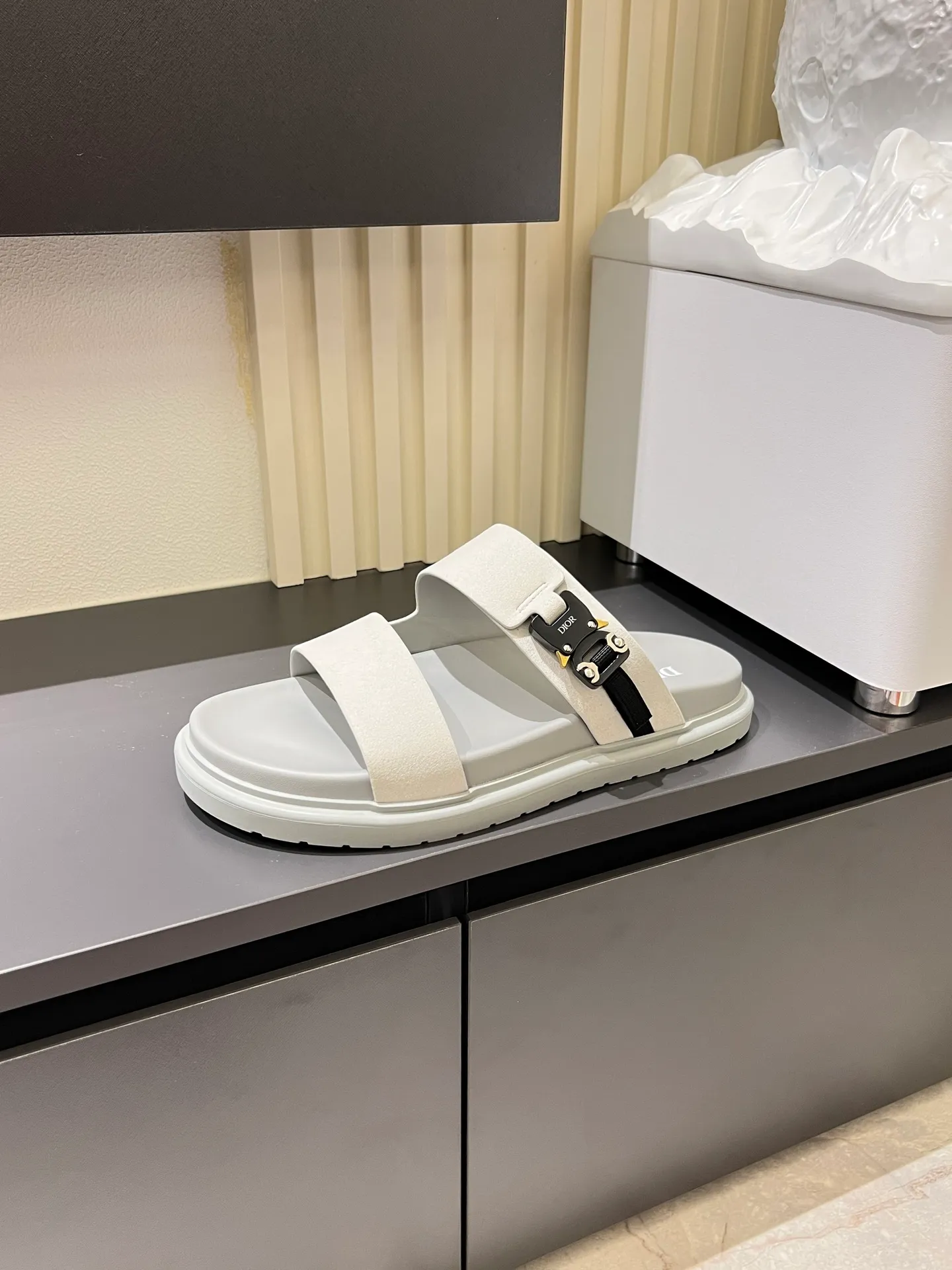 Men's Men's Shoes 💰p320 Dio* Men's Sandals Slippers. Showcasing Dior haute couture design. The Dior gray suede strap is accented with an aluminum Dior buckle for added style. Paired with a comfortable tonal notch sole, they pair easily with shorts or jeans for a sophisticated look. Main body: suede cow leather, technical fabric lining: cow leather, with adjustable straps, aluminum Dior buckle, Dior gray EVA insole, tonal notched rubber outsole splicing structure, size: 38-44 (customized at 45.46)
